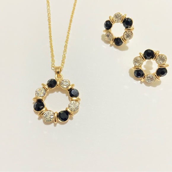 Chic Black and White Floral Pendant Necklace and Earring Set - Picture 2 of 5